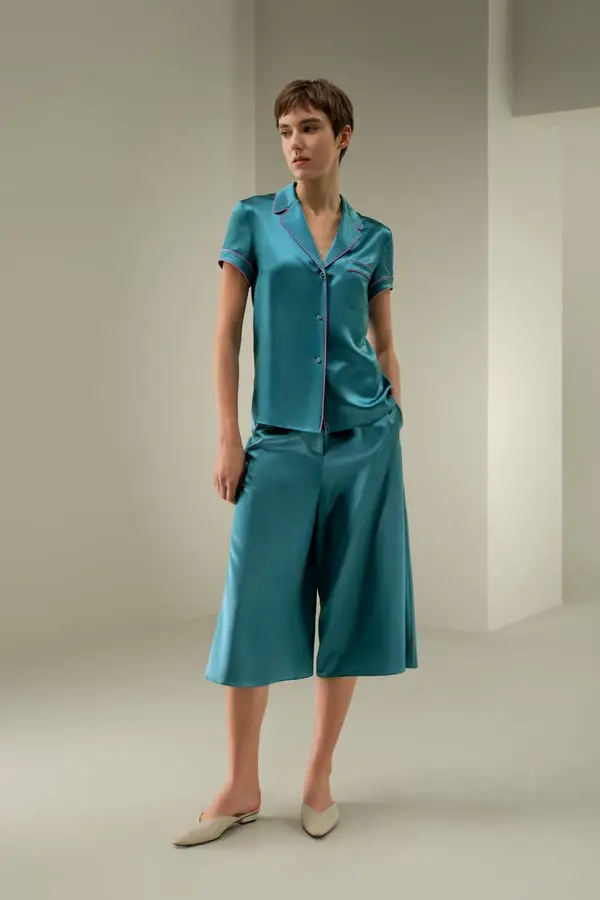 Camicia da Donna in Seta Charmeuse con Cuciture a Contrasto Elegante Bluastro