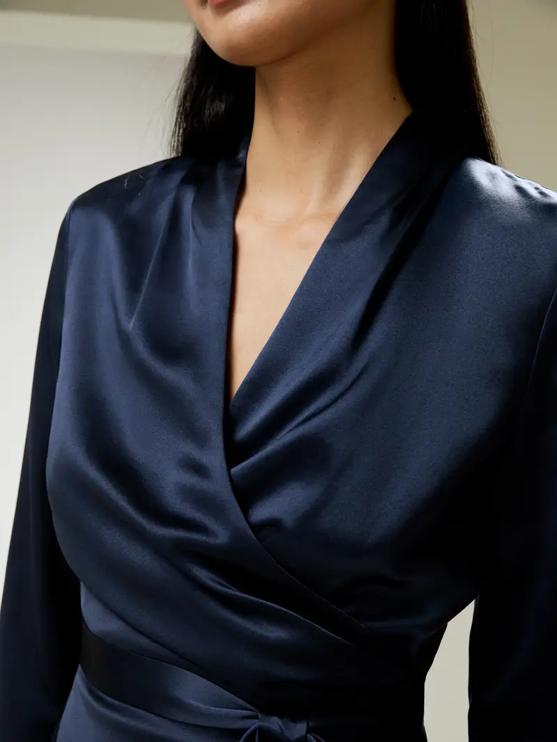 Camicia Di Seta Blu-Marino Una Silhouette Femminile A Clessidra Seta Perfettamente Adatto Per Clienti Con Le Pelli Sensibili