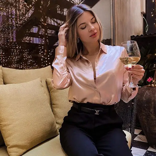 Camicia Donna Seta Beige Chiaro Bottoni Nascosti, Finitura Lucida 100% Seta Naturale Può Essere Indossato In Vari Modi