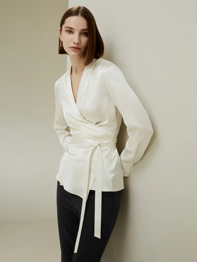 Camicia Donna Seta Giglio Bianco Una Silhouette Femminile A Clessidra 100% Pura Seta Delicato Sulla Pelle E Traspirante