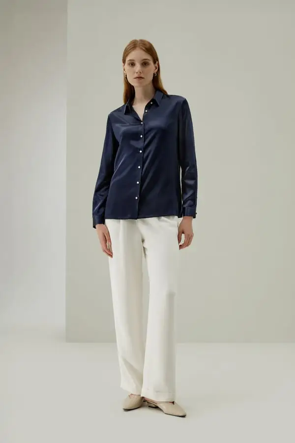 Camicia Elegante da Donna in Seta Charmeuse con Bottoni in Madreperla, Blu-Marino