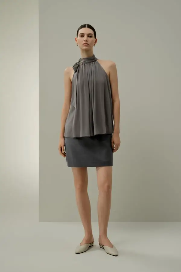 Camicia Georgette Grigio Scuro Elegante e Leggera con Collo a Nastro