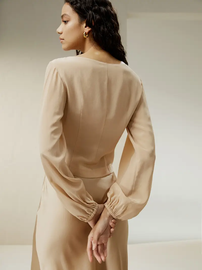 Camicia Seta Donna Oro Pallido Maniche A Sbuffo Con Polsini Stretti Pieghe E Tagli Spettacolari Morbido Sulla Pelle E Traspirante