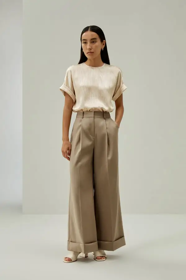 Camicia Seta Satin Perla Grano Elegante e Versatile per Ogni Occasione