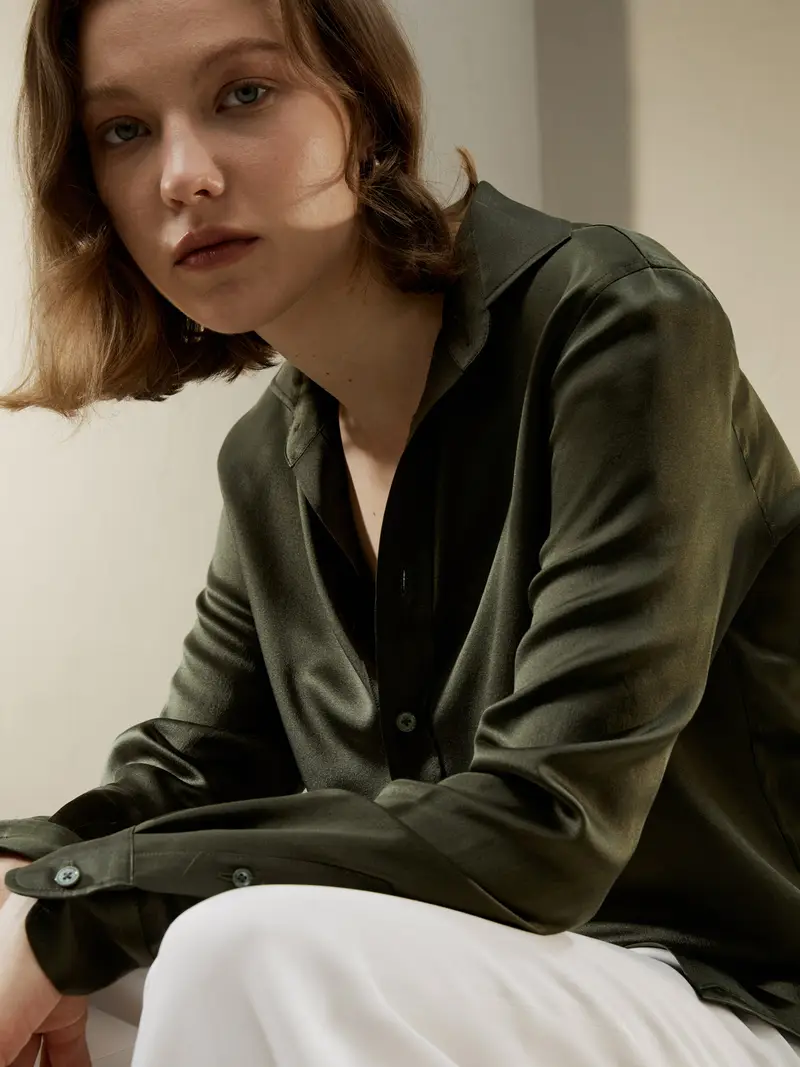 Camicie Donne Eleganti Seta Oliva Scuro Collo Di Camicia Di Base 100% Pura Seta Buon Valore, Rispettoso Della Pelle