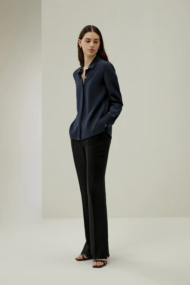 Camicie Seta Altamente Elastico93% Crêpe De Chine Di Seta 93% Crêpe De Chine Di Seta Struttura Tessuta Strettamente Blu Notte