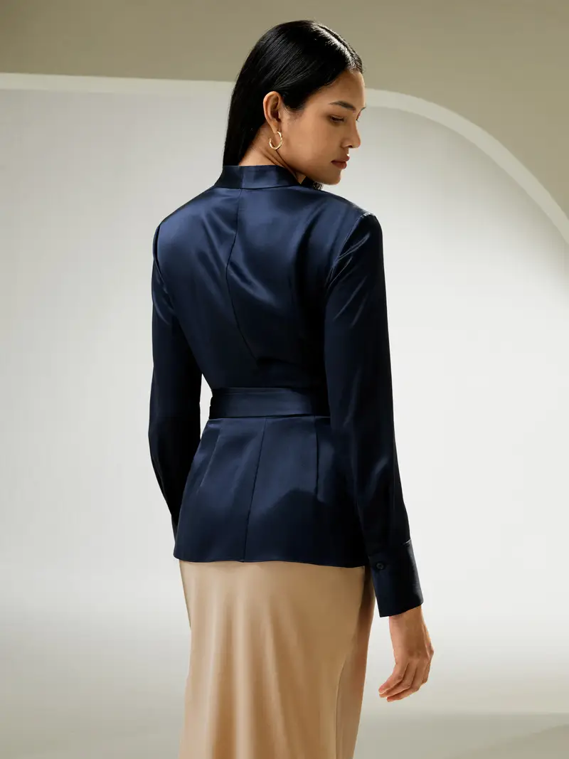 Camicie Seta Eleganti Blu-Marino Una Silhouette Femminile A Clessidra 100% Pura Seta Buon Valore, Rispettoso Della Pelle