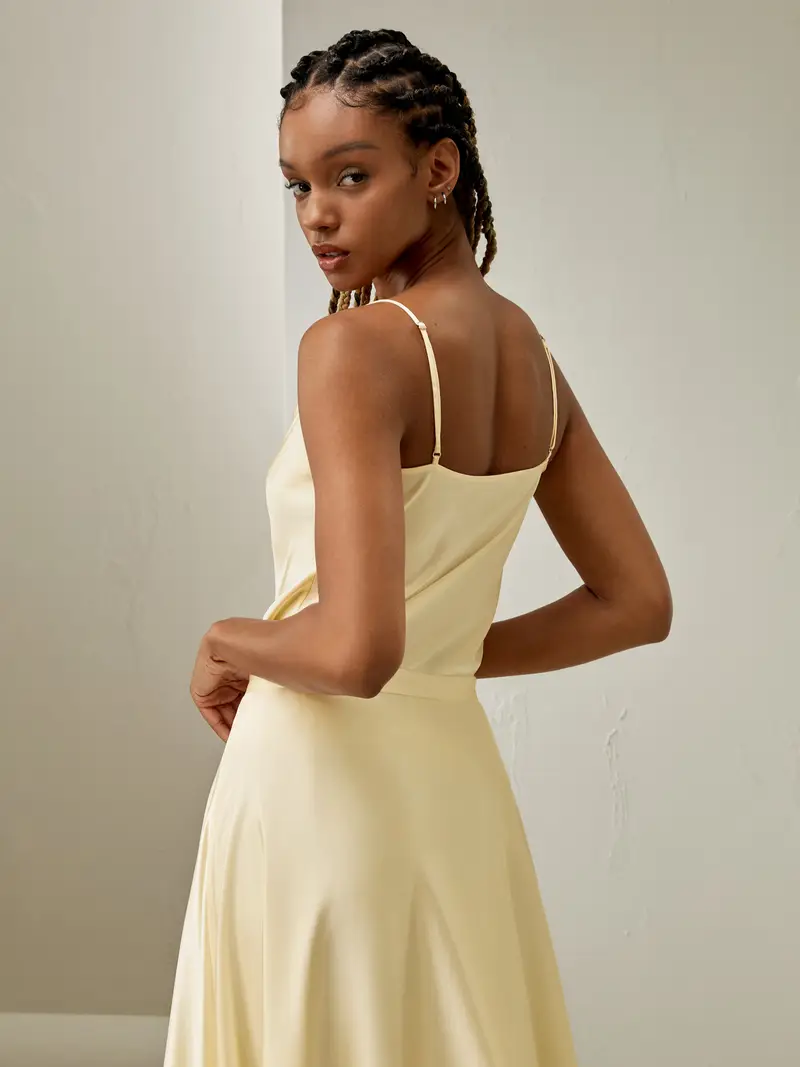 Canottiere Di Seta Giallo Oro Scollo A Rondine, Vestibilità Stretta Seta Charmeuse Incredibilmente Morbido E Confortevole Al Tatto