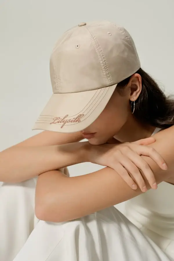 Cappello Baseball Donna in Seta Idrorepellente Elegante Oro di Ghiaia