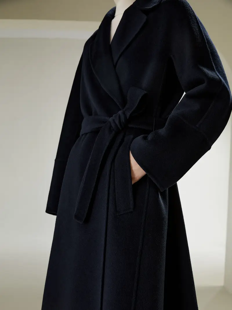 Cappotto Donna Blu Navy Cade Sotto Il Ginocchio 50% Cashmere E 50% Lana Un Tocco Di Eleganza Nella Vostra Vita