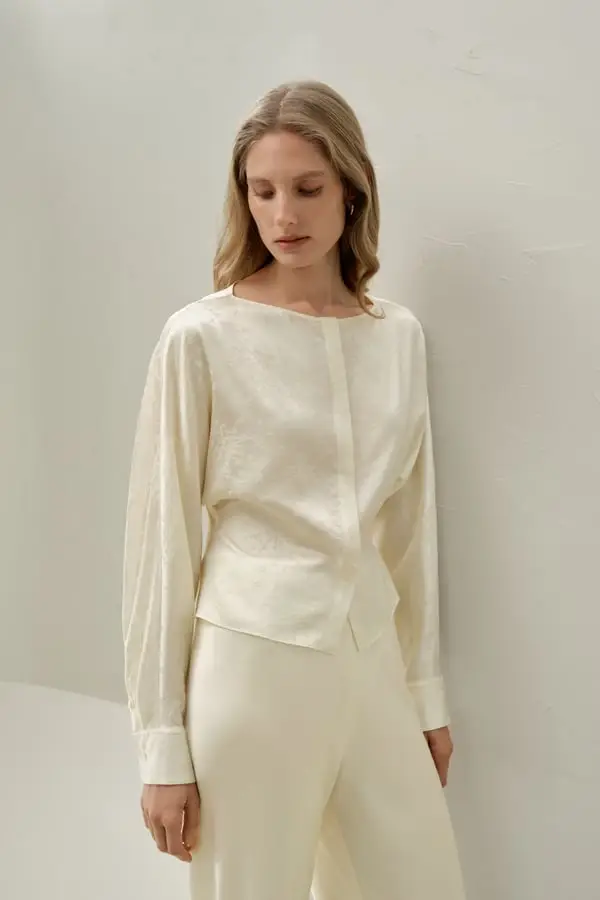 Donna Blusa Jacquard Stretch in Seta Elegante con Scollo a Barca Giglio Bianco