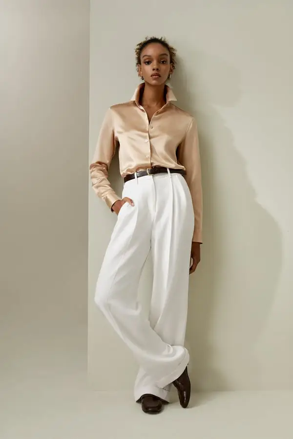 Donna Camicia in Seta Morbida con Colletto Aperto Cammello Chiaro