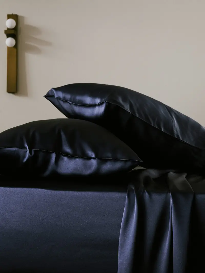 Federa Di Seta Per Capelli Blu-Marino Chiusura A Busta Laterale 100% Seta 100 Notti Di Prova Senza Rischi x 75cm