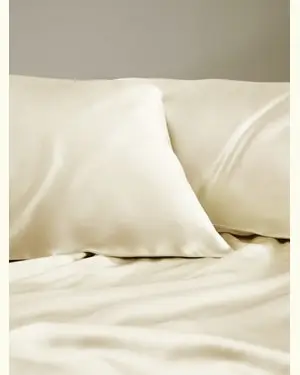 Federa In Pura Seta Seta Charmeuse Liscia Sul Retrofungo Gelso 100%. Fungo Gelso 100%. Jacquard Di Giglio Sul Giglio Bianco X 80Cm