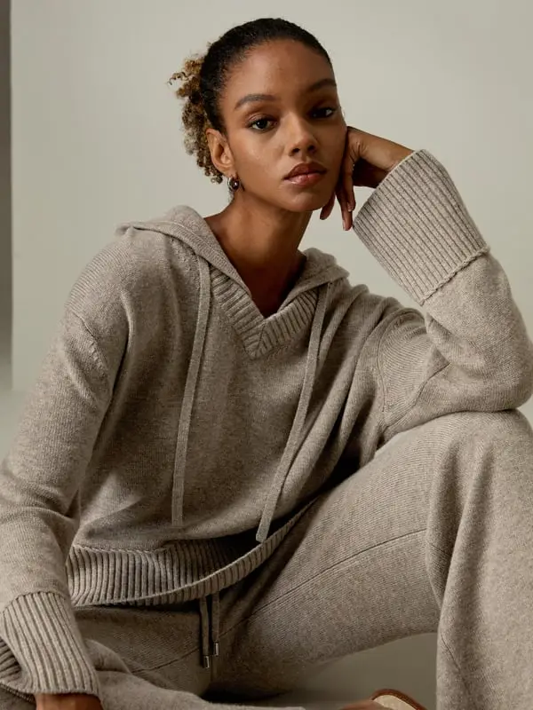 Felpa con cappuccio scollo a V 70% Lana 30% Cashmere Cammello