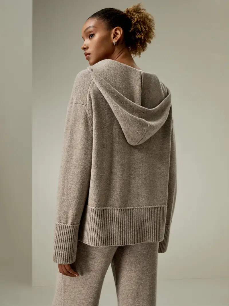 Felpa Donna Cappuccio Scollo A Vlana E Cashmere Lana E Cashmere Un'Atmosfera Classica Stile Moderno E Femminilità Classica Cammello