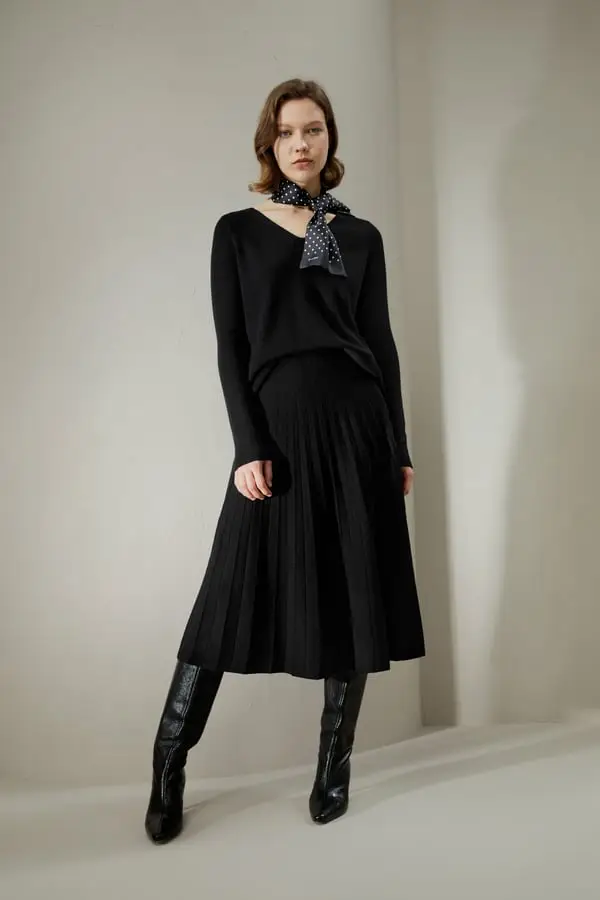 Gonna Collegiale in Lana Merino Ultra-Fine, Nero, Elegante e Versatile per Varie Occasioni