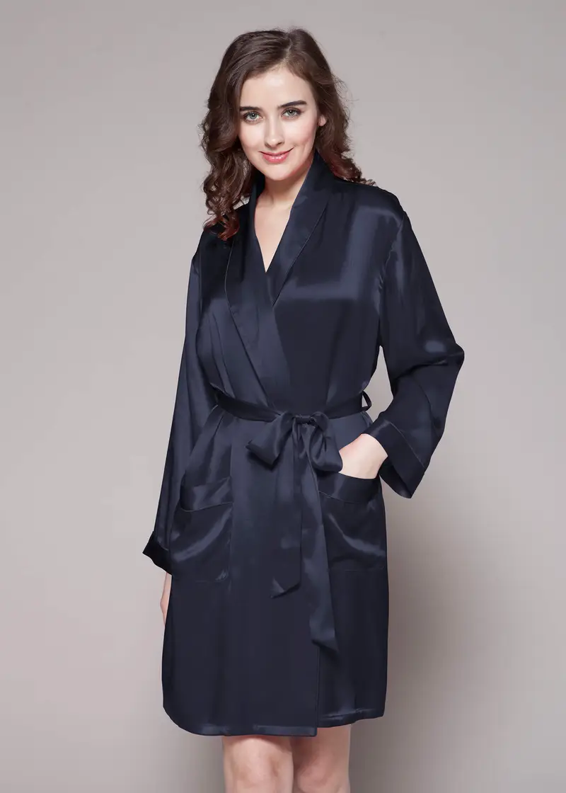 Kimono Di Seta Blu Scuro Seta Liscia Liscia Tasche Frontali Media Lunghezza Resiste Durante Tutte Le Stagioni