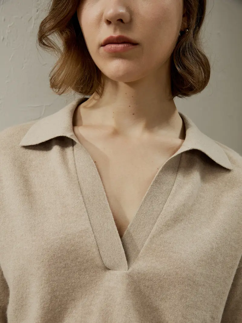 Maglia Cashmere Donna Cammello Chiaro Scollo A V, Polsini E Orlo A Coste 100% Cashmere Con Cuciture A Spalla Scesa