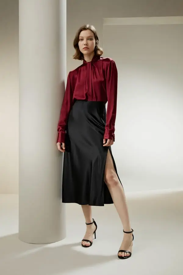 Maglia Raso Stropicciato Ciliegia Barbados Elegante e Minimalista con Pieghe Ciliegia delle Barbados