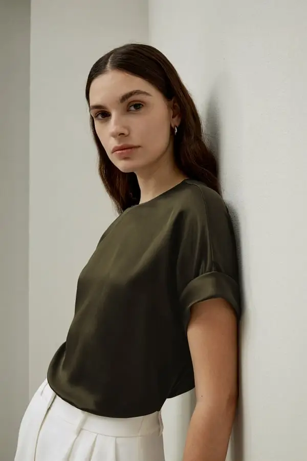 Maglia Seta Maniche Oblique Oliva Scuro - Elegante e Raffinata