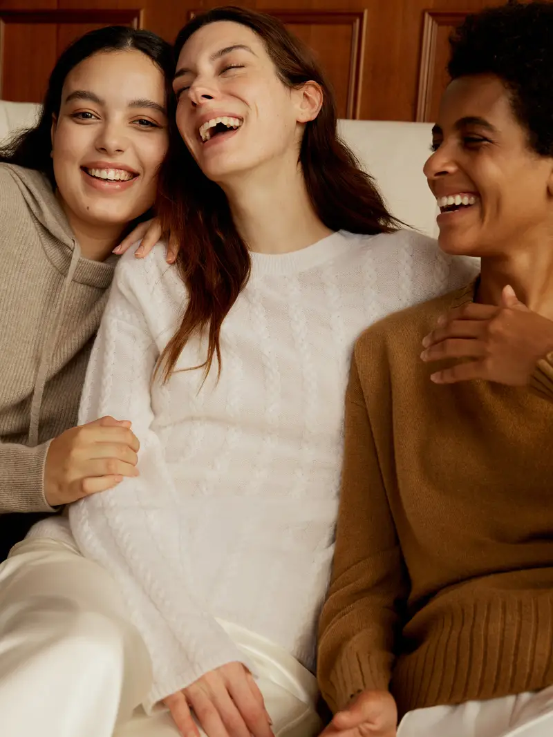 Maglieria Cashmere Donna Bianco Tessuto Con 1 Filo Di Lana 100% Baby Cashmere Estremamente Leggero E Traspirante