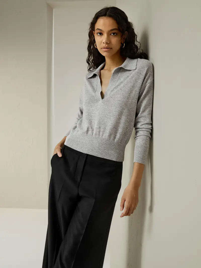 Maglieria Cashmere Violetto Pastello I Bordi A Coste Accentuano La Scollatura 100% Cashmere Caldo, Morbido E Delicato Sulla Pelle