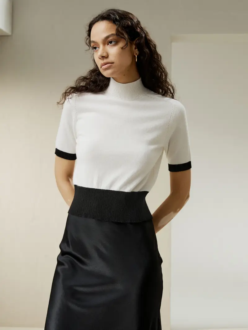 Maglietta Cashmere Donna Bianco Striscia A Contrasto, Stile Minimalista 100% Cashmere Adatto A Tutte Le Stagioni