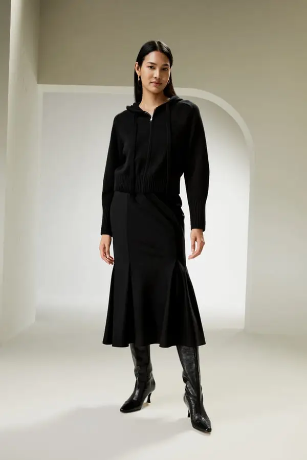 Maglione Di Lana Nero Modello Con Cappuccio, Vestibilità Casual Lana E Cashmere Si Adatta Perfettamente Alla Vita Quotidiana