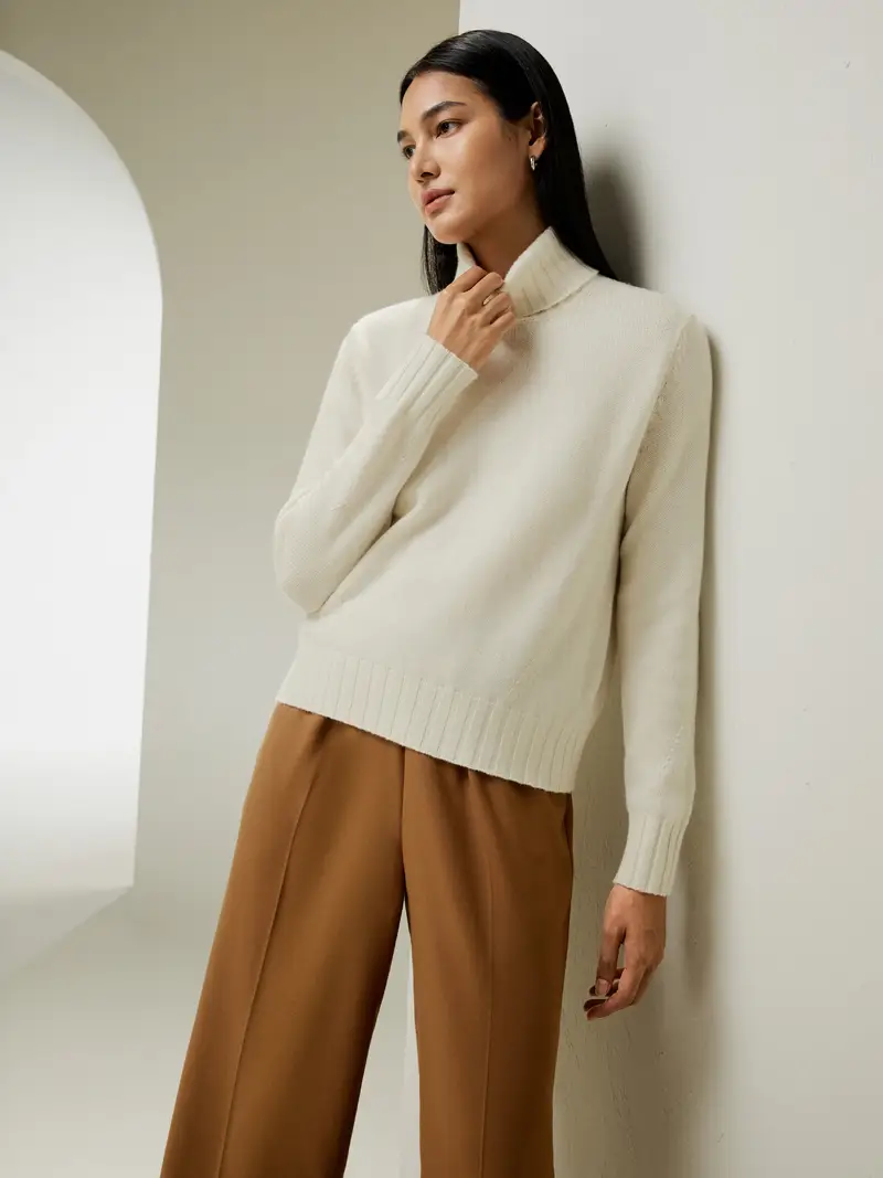 Maglione Lana Bianco Dolcevita, Silhouette Aderente E Lusinghiera Lana E Cashmere Si Adatta Perfettamente Alla Vita Quotidiana