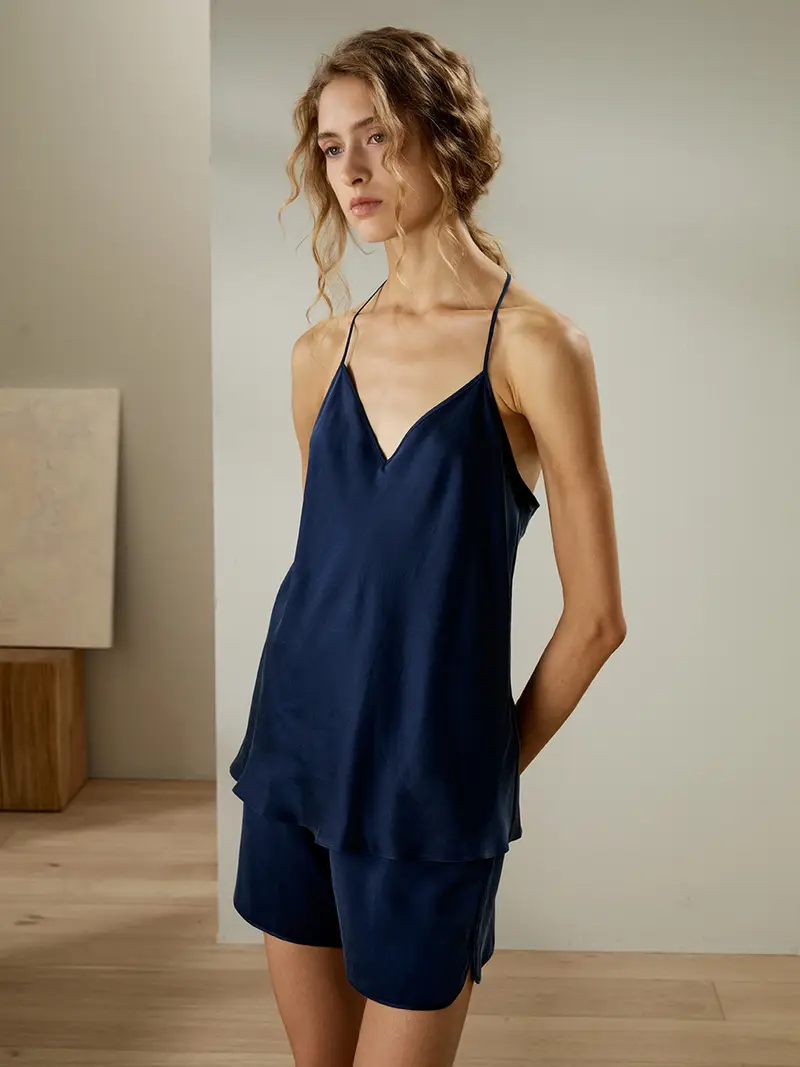 Pigiama Con Canotta E Shorts Blu Scuro Pura Seta Allegri E Traspiranti Semplicità Design Minimalista