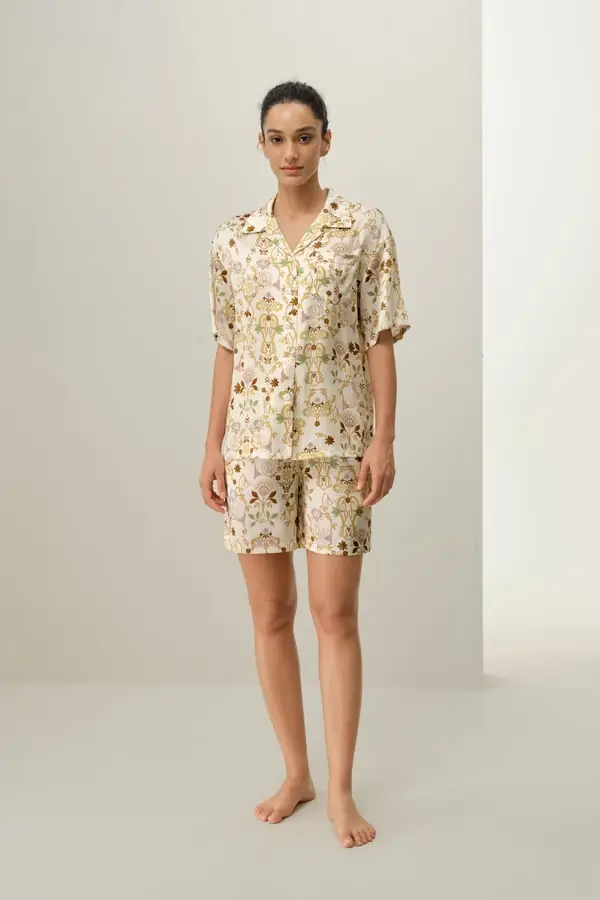 Pigiama Seta Corto Capricorno - Stampa Zodiacale, Raso Lussuoso, Comfort Supremo