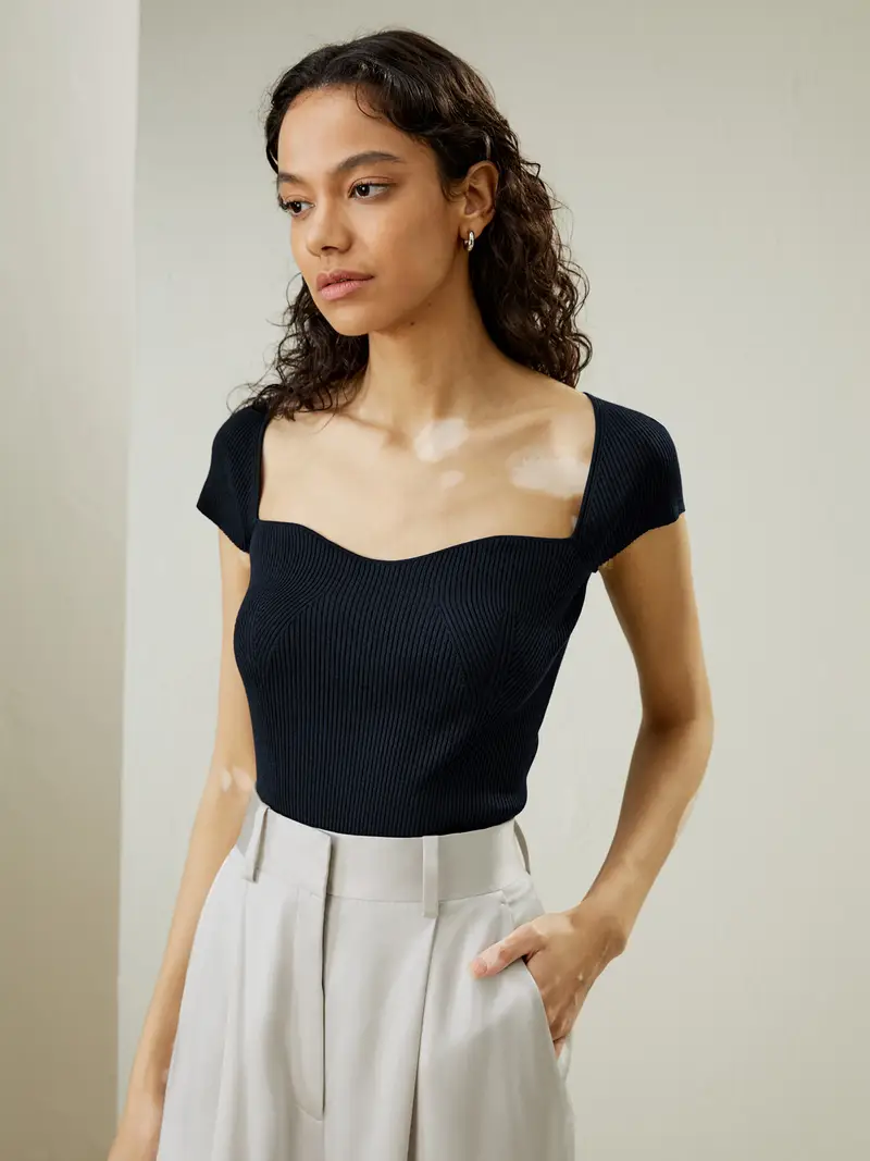 Top In Seta Blu-Marino Scollo A Cuore, Forma Aderente Seta E Nylon Un Tocco Di Eleganza Nella Vostra Vita