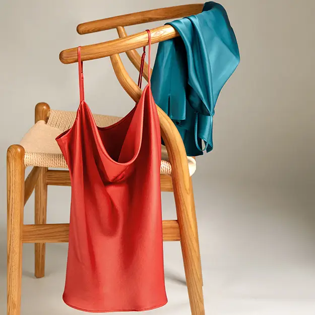 Top In Seta Rosso Scollo A Cappuccio, Spalline Regolabili 100% Seta Di Gelso Confortevole E Amichevole Per Le Persone Allergiche