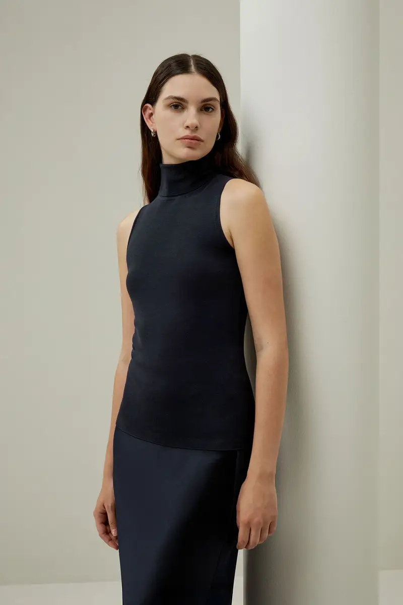 Top Senza Maniche Vestibilità Aderentelussuoso Tessuto Di Seta Lussuoso Tessuto Di Seta Design A Dolcevita Blu-Marino