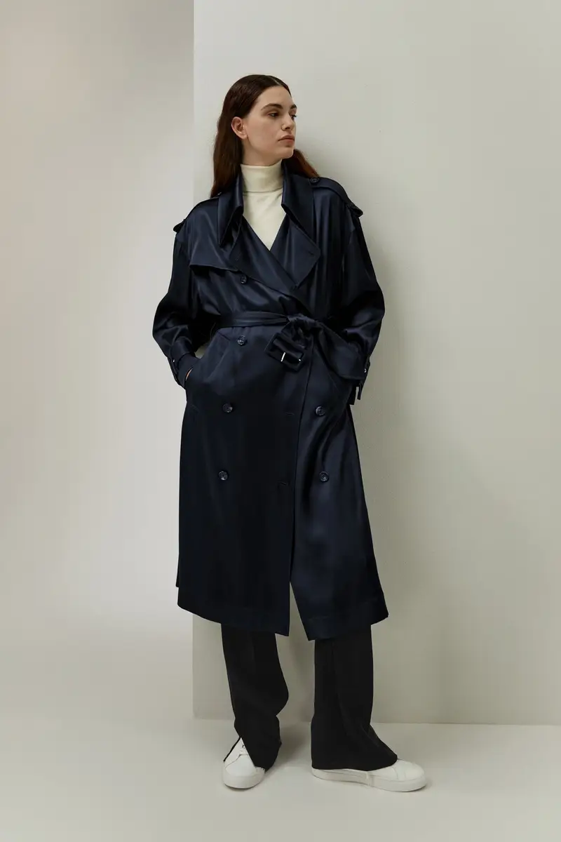 Trenchcoat Spalla Cadente E Rilassatacharmeuse Pura Di Seta Charmeuse Pura Di Seta Bottoni Con Cintura Blu Notte