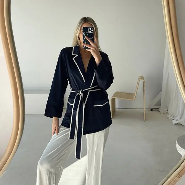 Vestaglia In Seta Blu Scuro Seta Naturale Sano E Sostenibile Aiuto Per Il Sonno Comodo E Amichevole Tasco blu scuro e avorio