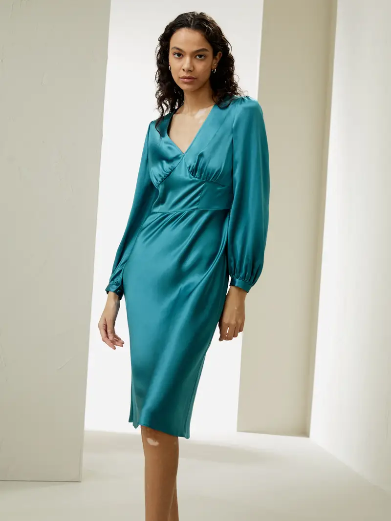 Vestiti In Seta Eleganti Scollo A V Polsini A Sbuffo 100% Pura Seta Di Gelso Lucentezza Opulenta Bluastro