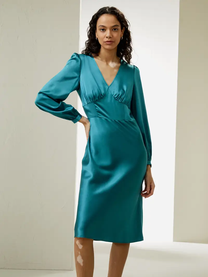 Vestito In Seta Coppe PlissettatLana e Seta Naturale Accattivante Un Atmosfera Classica Bluastro