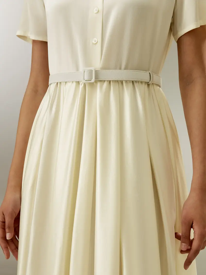 Vestito Seta Giglio Bianco Cintura In Seta Abbinata, Collo A Camicia Seta Naturale Confortevole E Amichevole Per Le Persone Allergiche