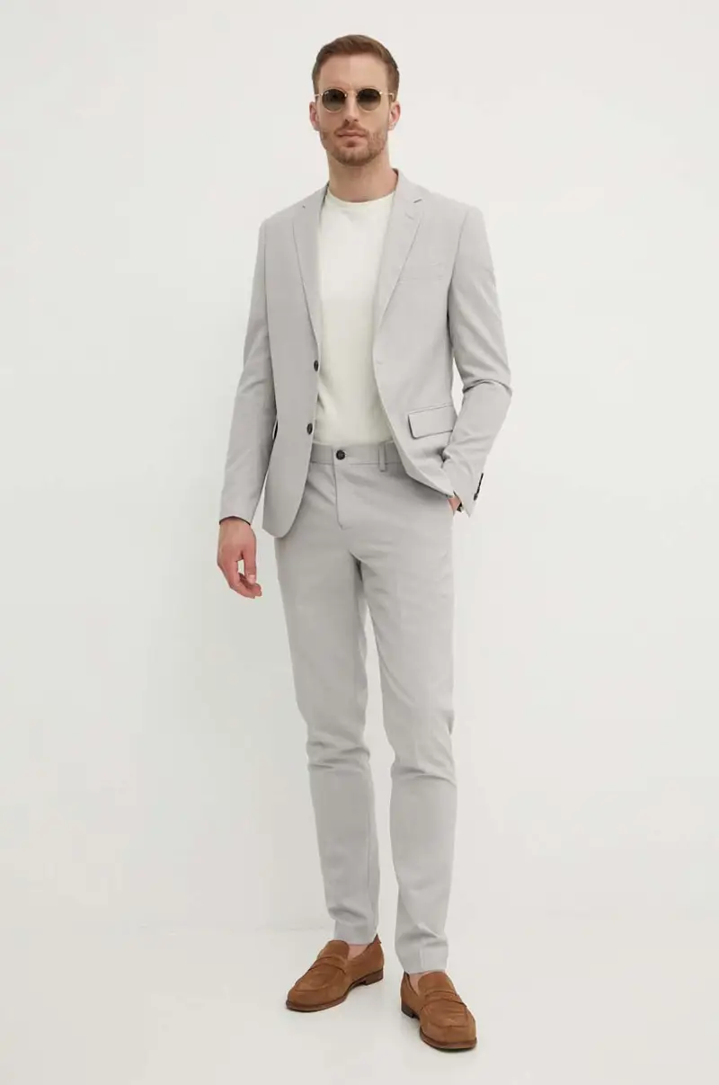 vestito uomo colore grigio