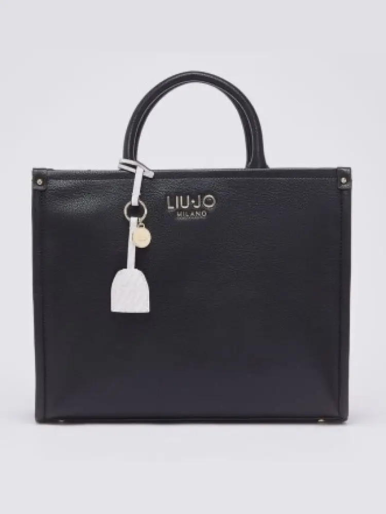 borsa donna in ecopelle nera con charm removibile e logo dorato