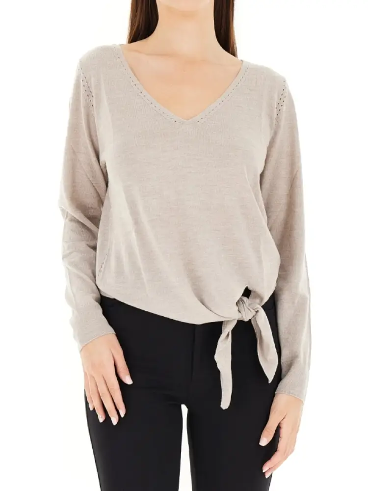 maglia di lana grigia con scollo a v