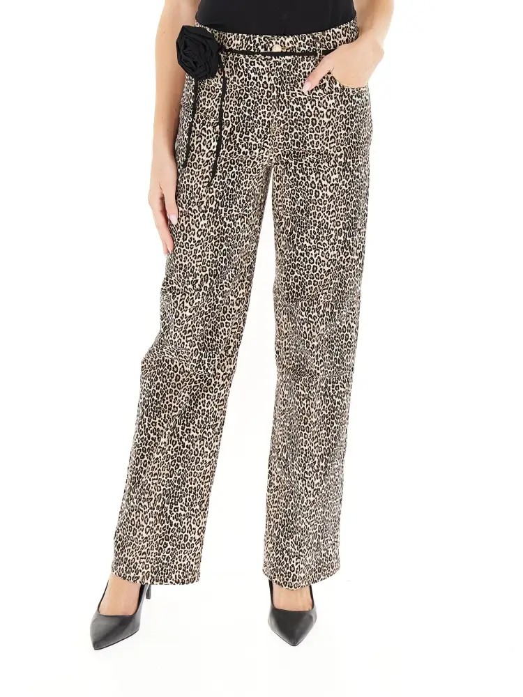 pantalone beige pattern maculato con cintura dettaglio fiore