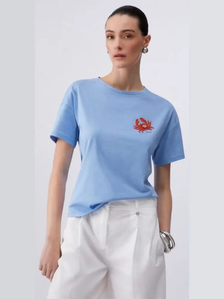 t-shirt donna azzurra con patch rossa