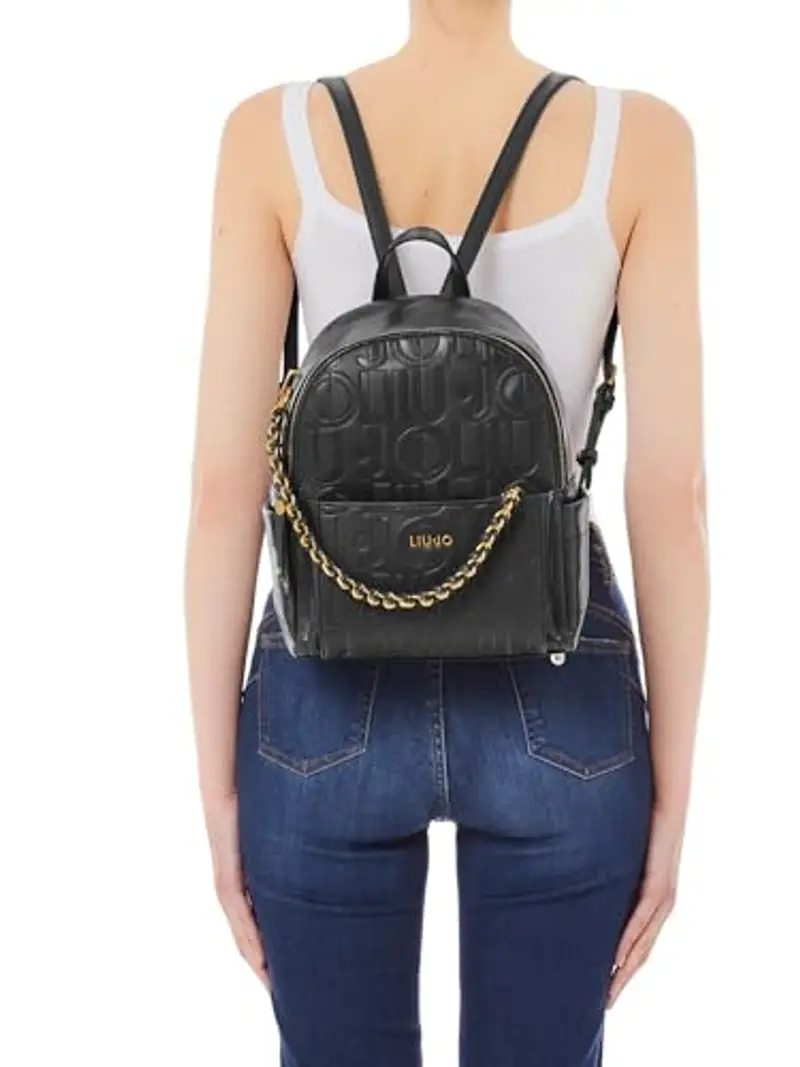 LIU JO Zaino comodo, pratico e capiente realizzato con inserti embossed in tono colore e vano centrale chiuso con zip. Possiede una tasca interna con zip e due tasche laterali. Una catena removibile e miniatura 2
