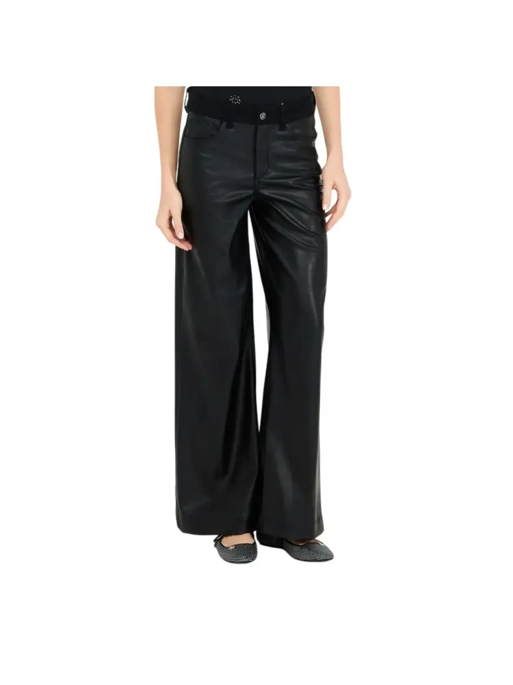 pantalone nero donna in ecopelle svasato patch logo sul retro