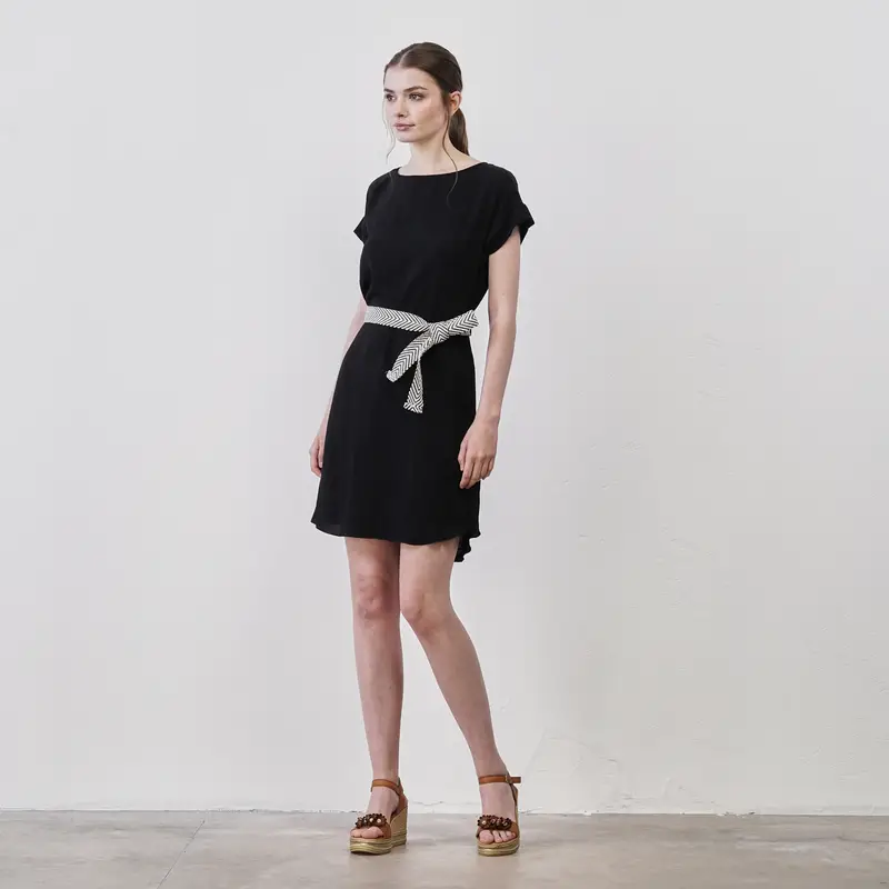 Abito corto nero da donna con cintura in tessuto in vita