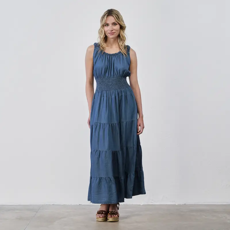 Abito lungo blu in denim senza spalle con balze e arricciatura in vita