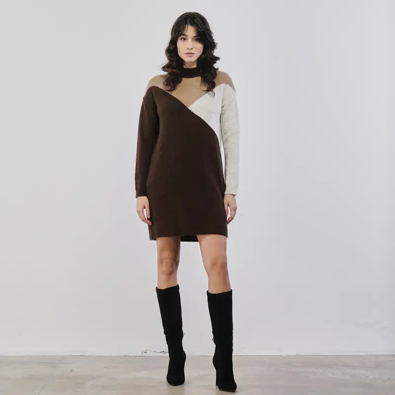 Abito marrone in maglia con collo dolcevita